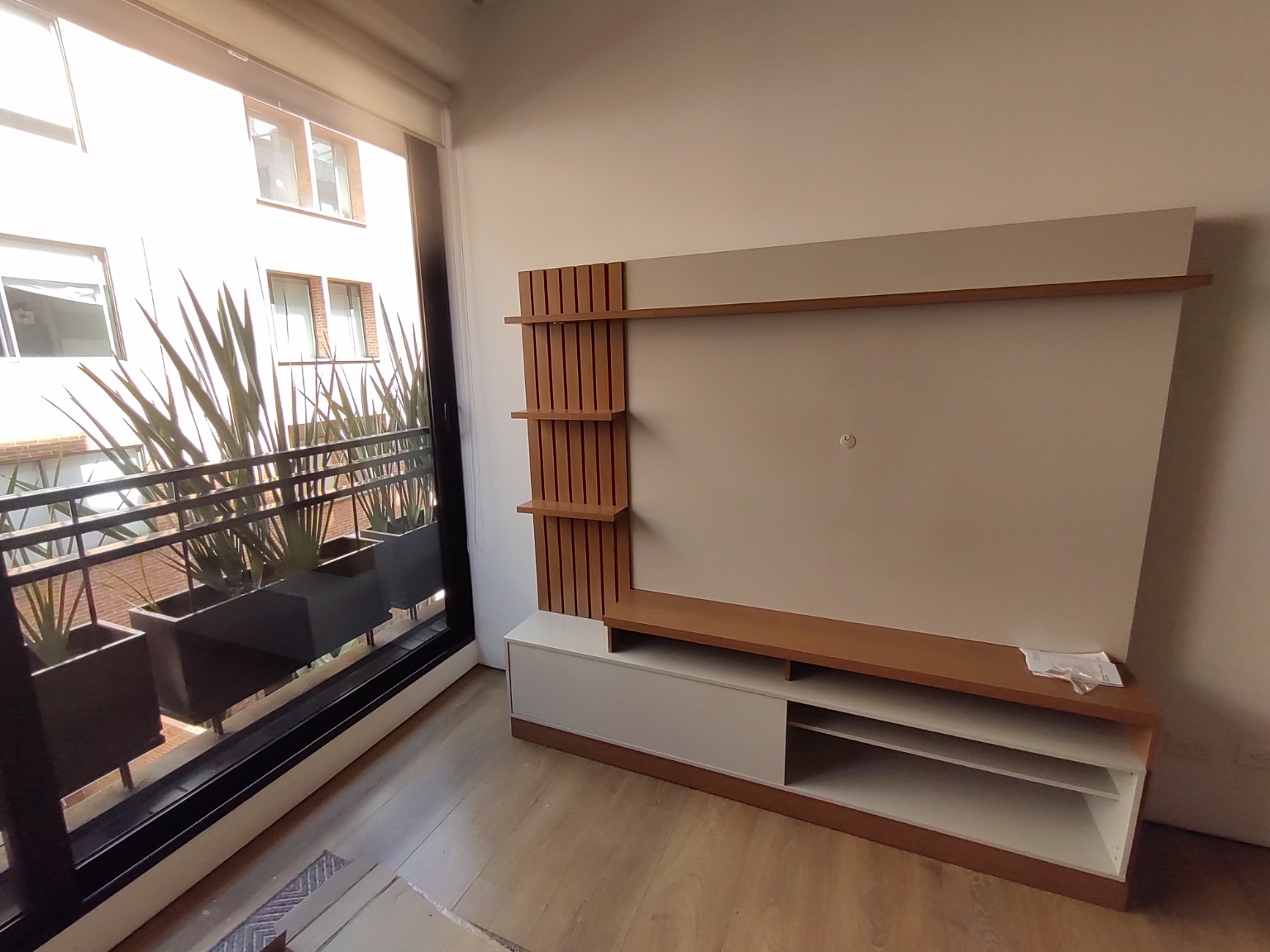 Trabajo realizado: mueble de televisión instalado