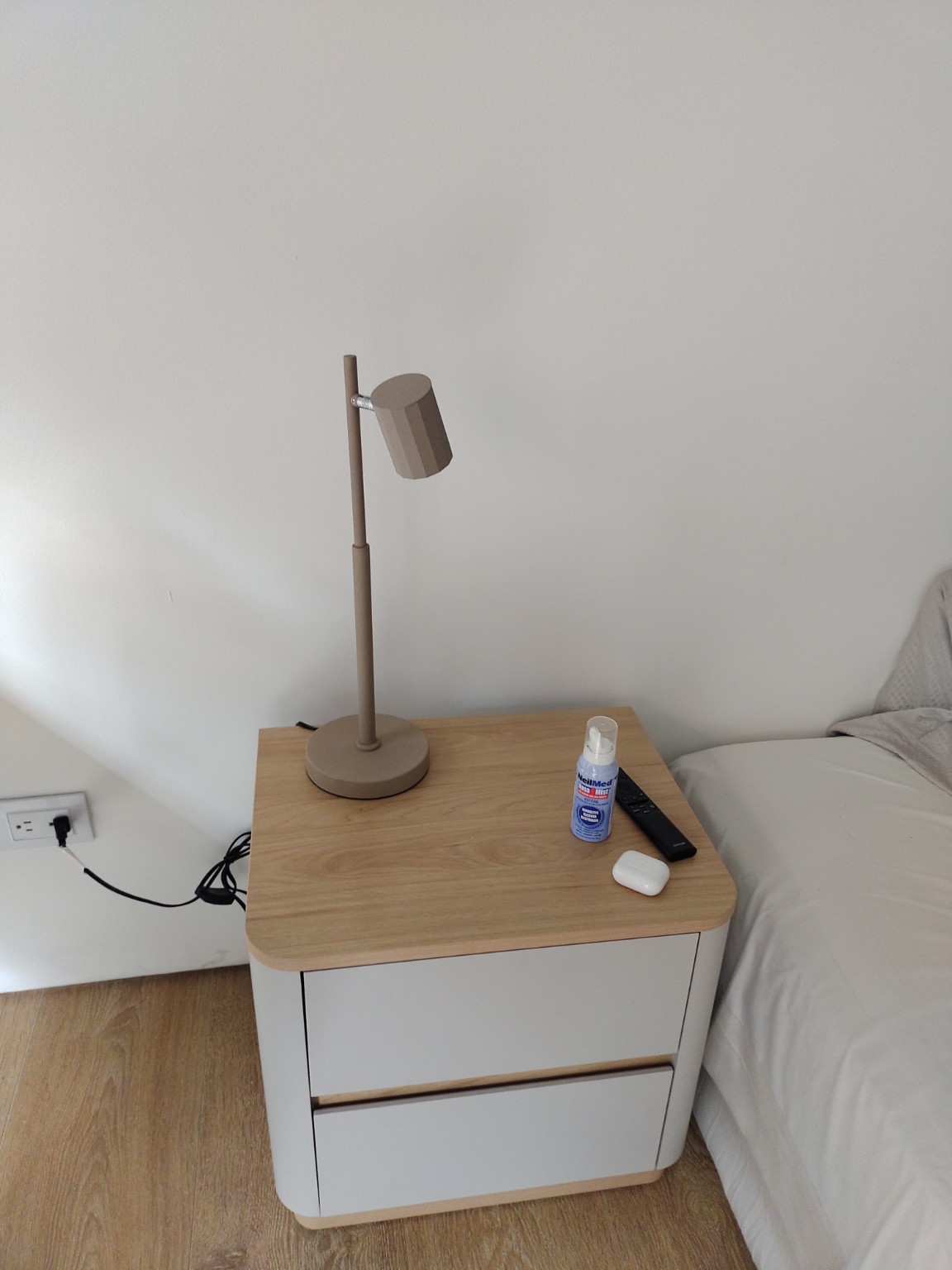 Trabajo realizado: mesa de noche instalada